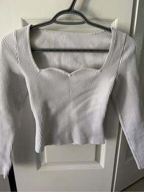 Babaton/Aritzia White Ribbed Long-Sleeve Sweetheart Neck Top